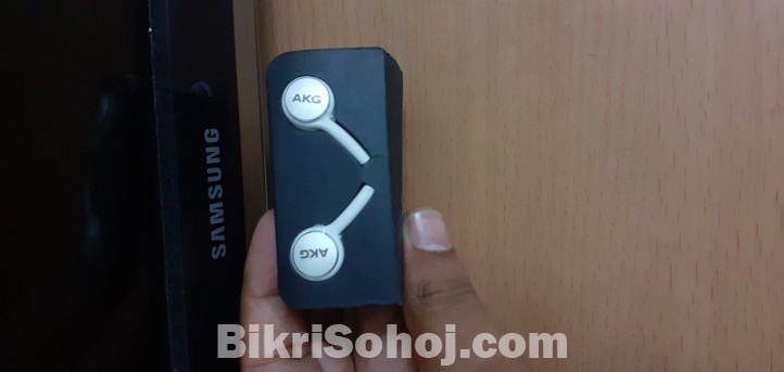 Samsungs10+ AKG headphone